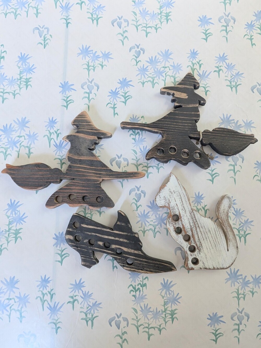 The Primitive Hare Shabby Wood Halloween Thread Keeps NEW Group of 4 Embroidery